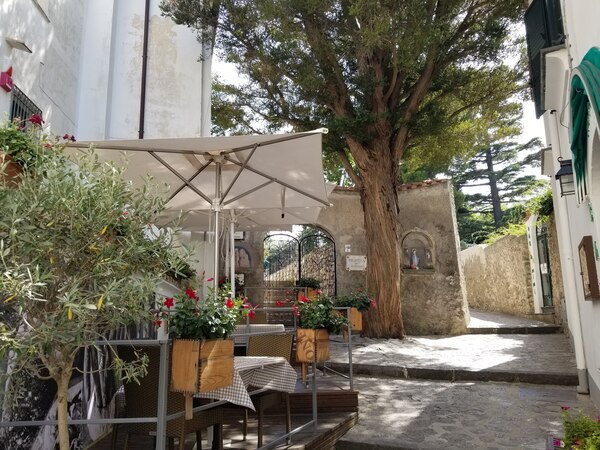 A Place To Dine In Italy Print